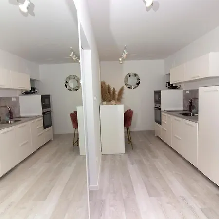 Sea La Vie Centre Апартаменты *